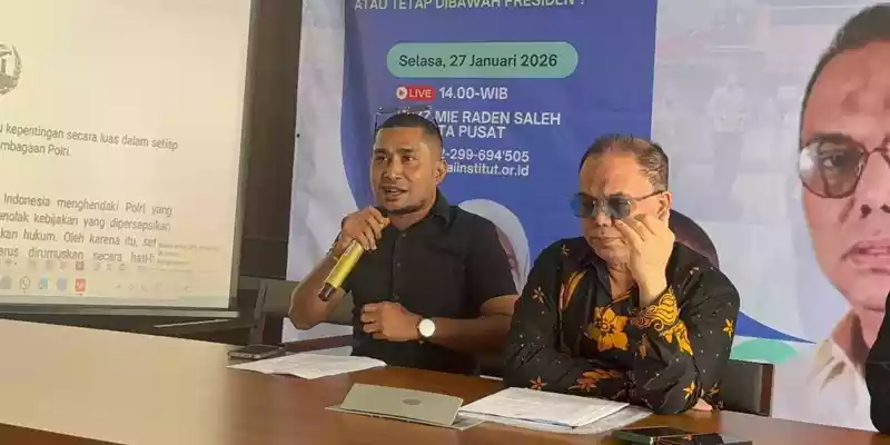 Ir. H. R. Haidar Alwi Bersama Sandri Rumanama