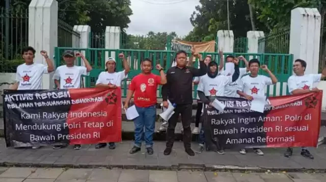 Konferensi Pers Aktivis REPDEM Di Tugu Proklamasi