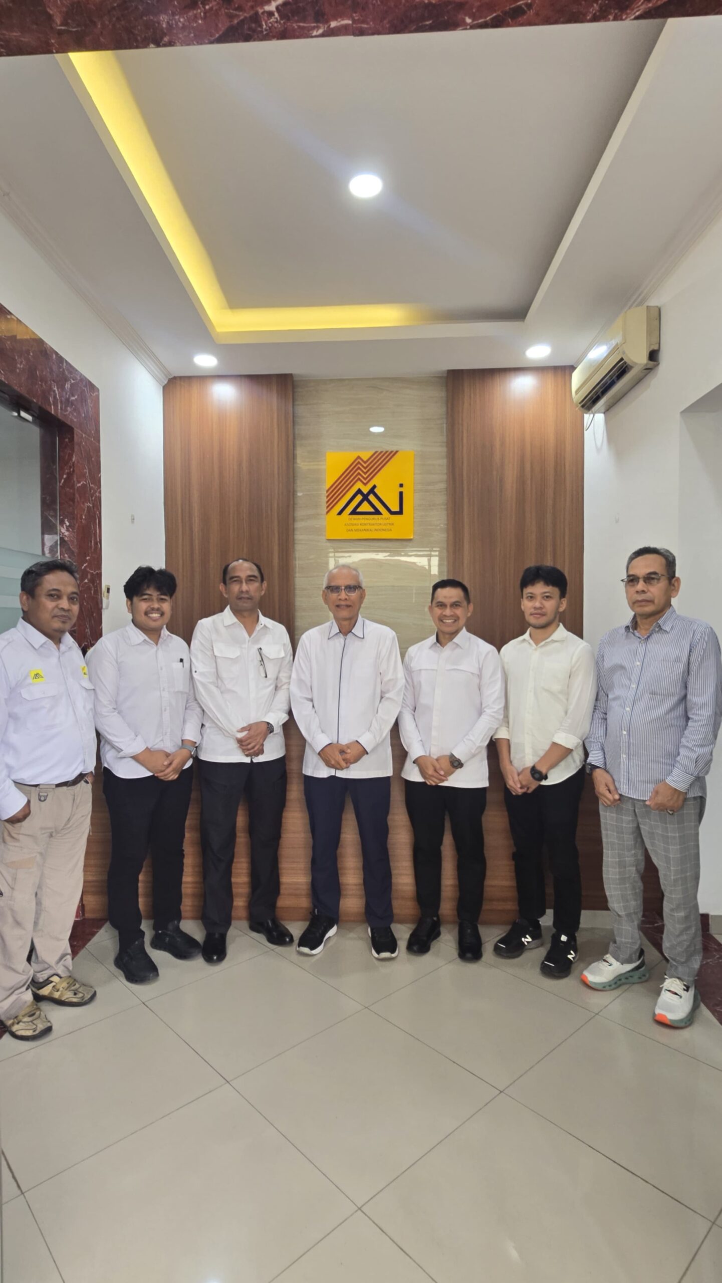 AKLI Asosiasi Kontraktor Listrik Mekanikal Indonesia