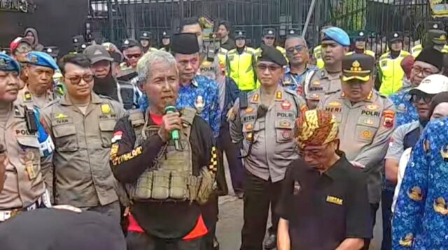 Aksi SAKO Dan FDTOI Di Kantor Gubernur Jateng