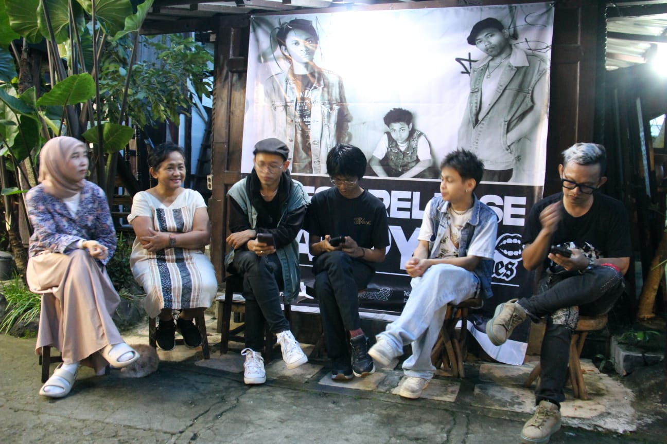 Rilis Single Happy Black Langues